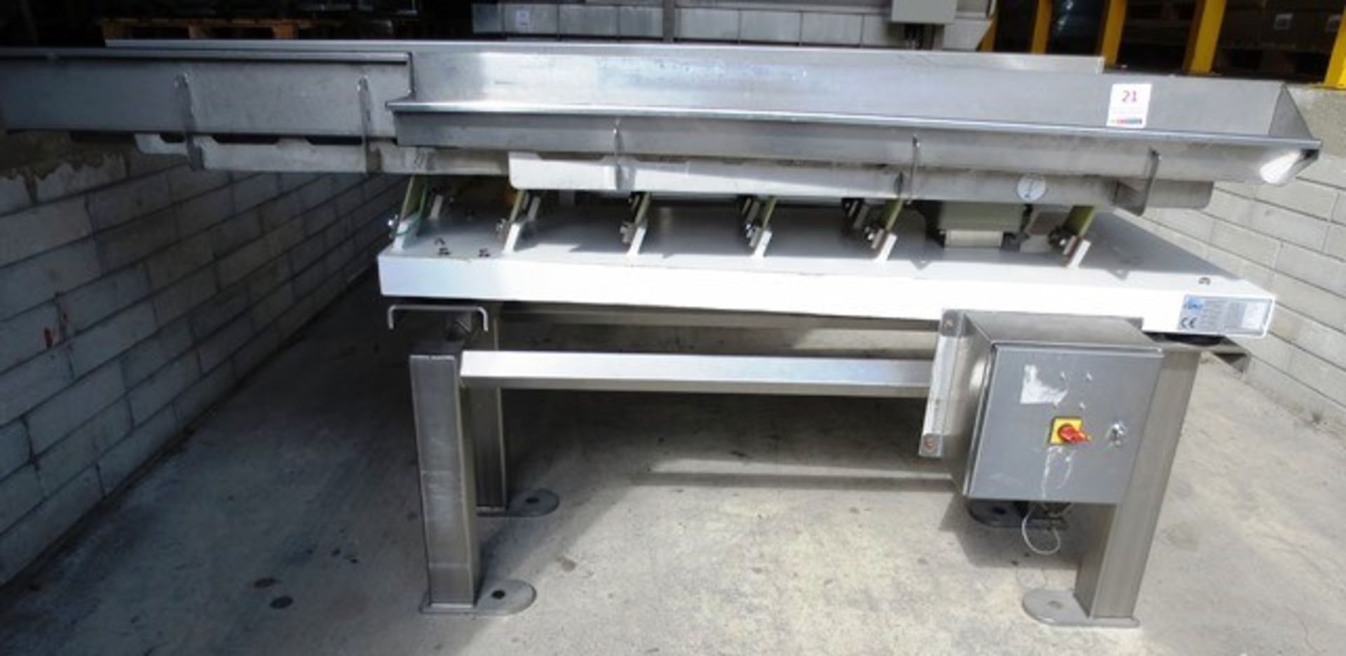 TNA Roflo-VM3 stainless steel vibratory conveyor table, serial no: VM3-1053 (2010), max width