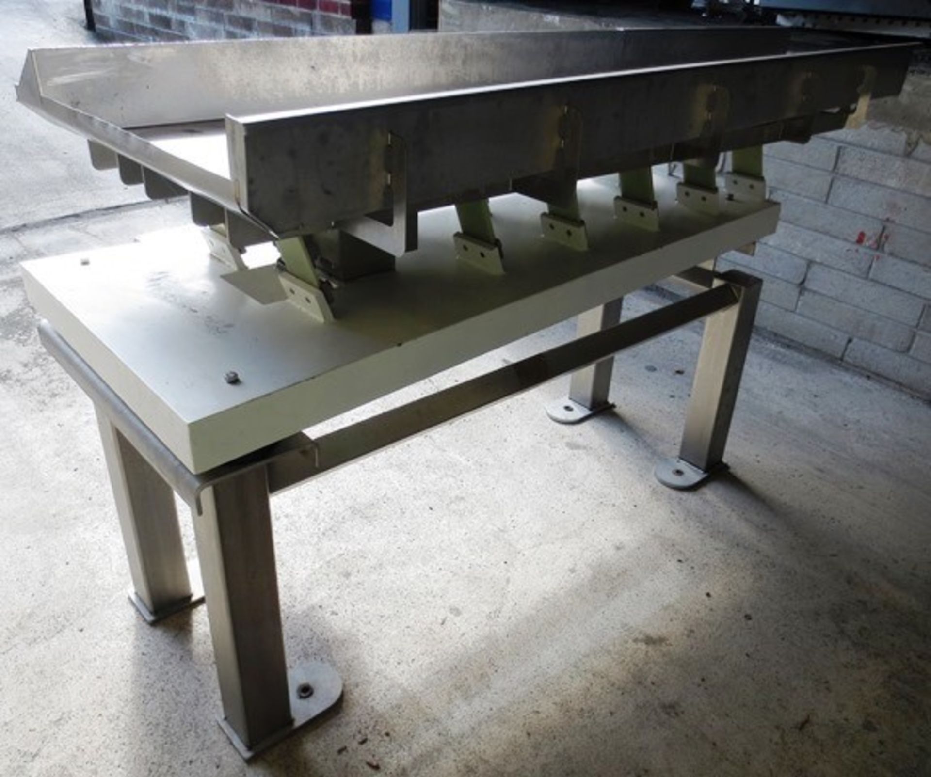 TNA Roflo-VM3 stainless steel vibratory conveyor table, serial no: VM3-1053 (2010), max width - Image 3 of 8