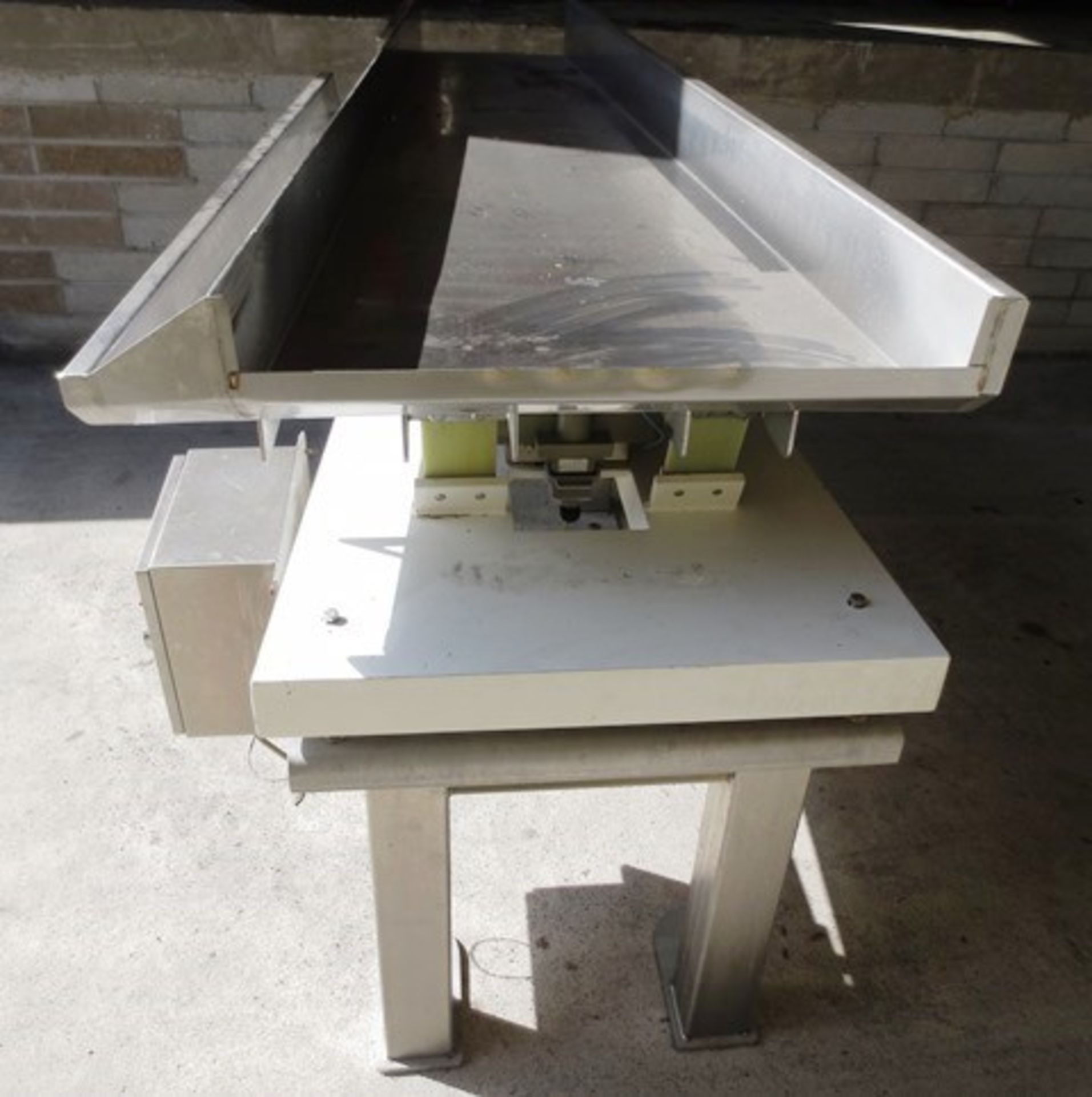 TNA Roflo-VM3 stainless steel vibratory conveyor table, serial no: VM3-1053 (2010), max width - Image 5 of 8