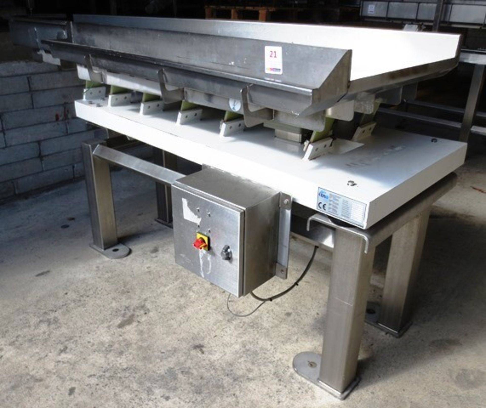 TNA Roflo-VM3 stainless steel vibratory conveyor table, serial no: VM3-1053 (2010), max width - Image 2 of 8