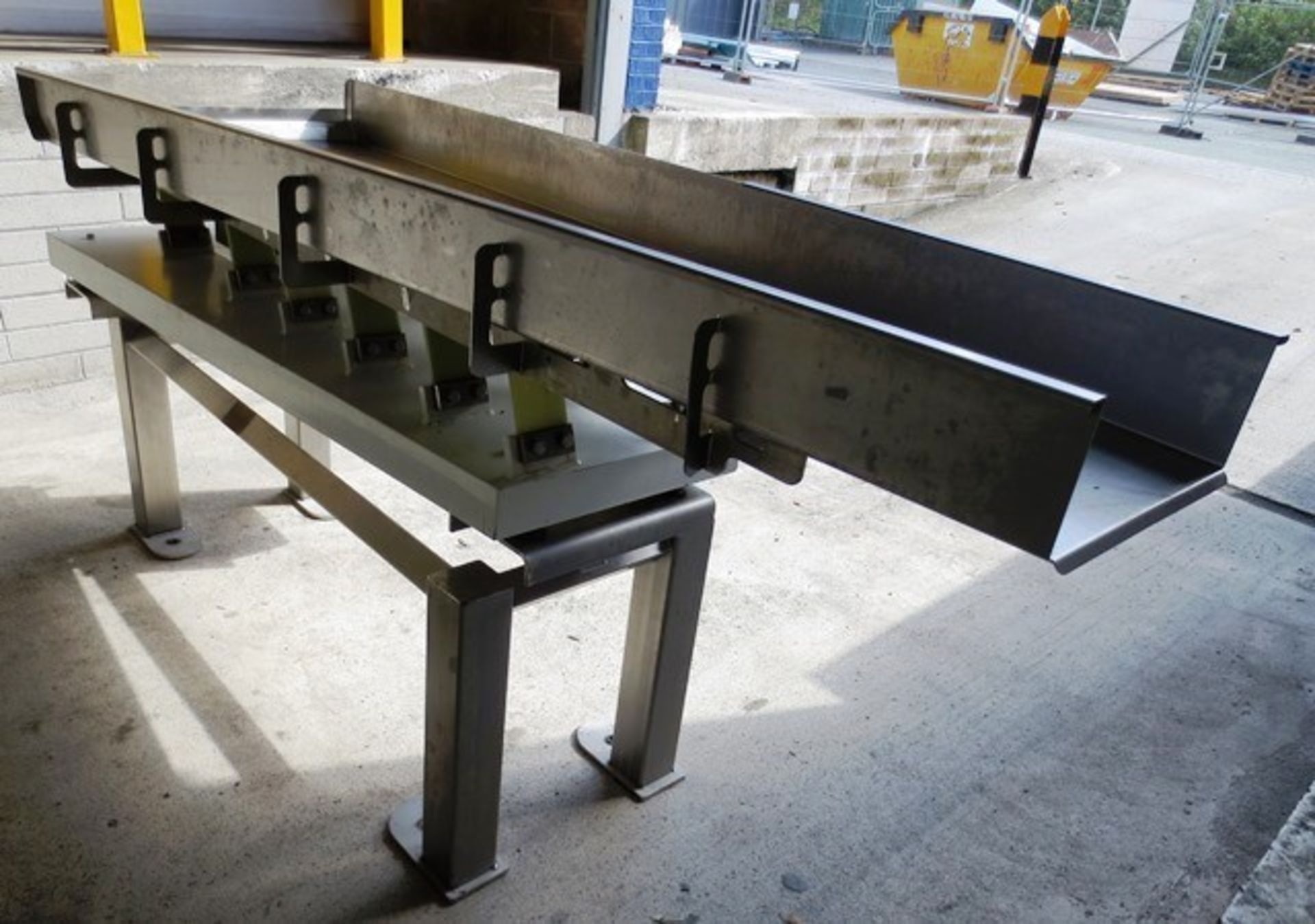 TNA Roflo-VM3 stainless steel vibratory conveyor table, serial no: VM3-1053 (2010), max width - Image 4 of 8