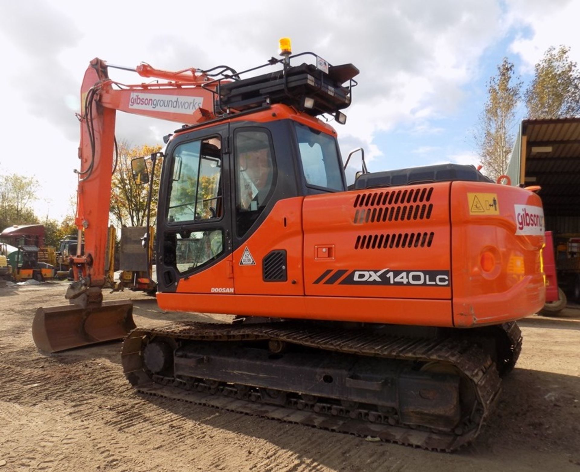 Doosan DX140LC crawler excavator, 2555 hours, S/No. DWBCEBBJCE0050247, Year 2014, with bucket. - Image 2 of 6