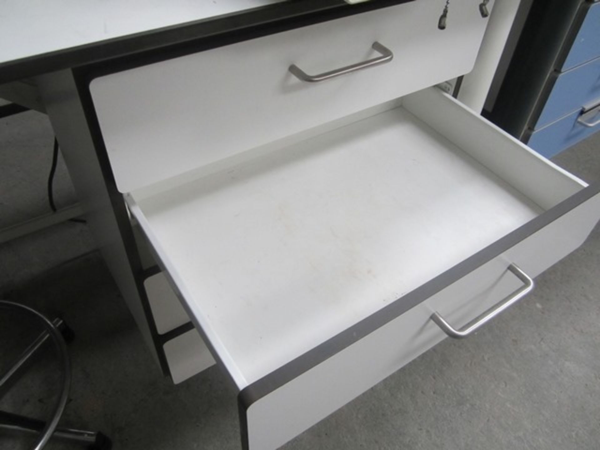 Unknown Trespa topped laboratory bench (height 950mm x width 4.8m x depth 1.8m)Chemically - Image 2 of 2