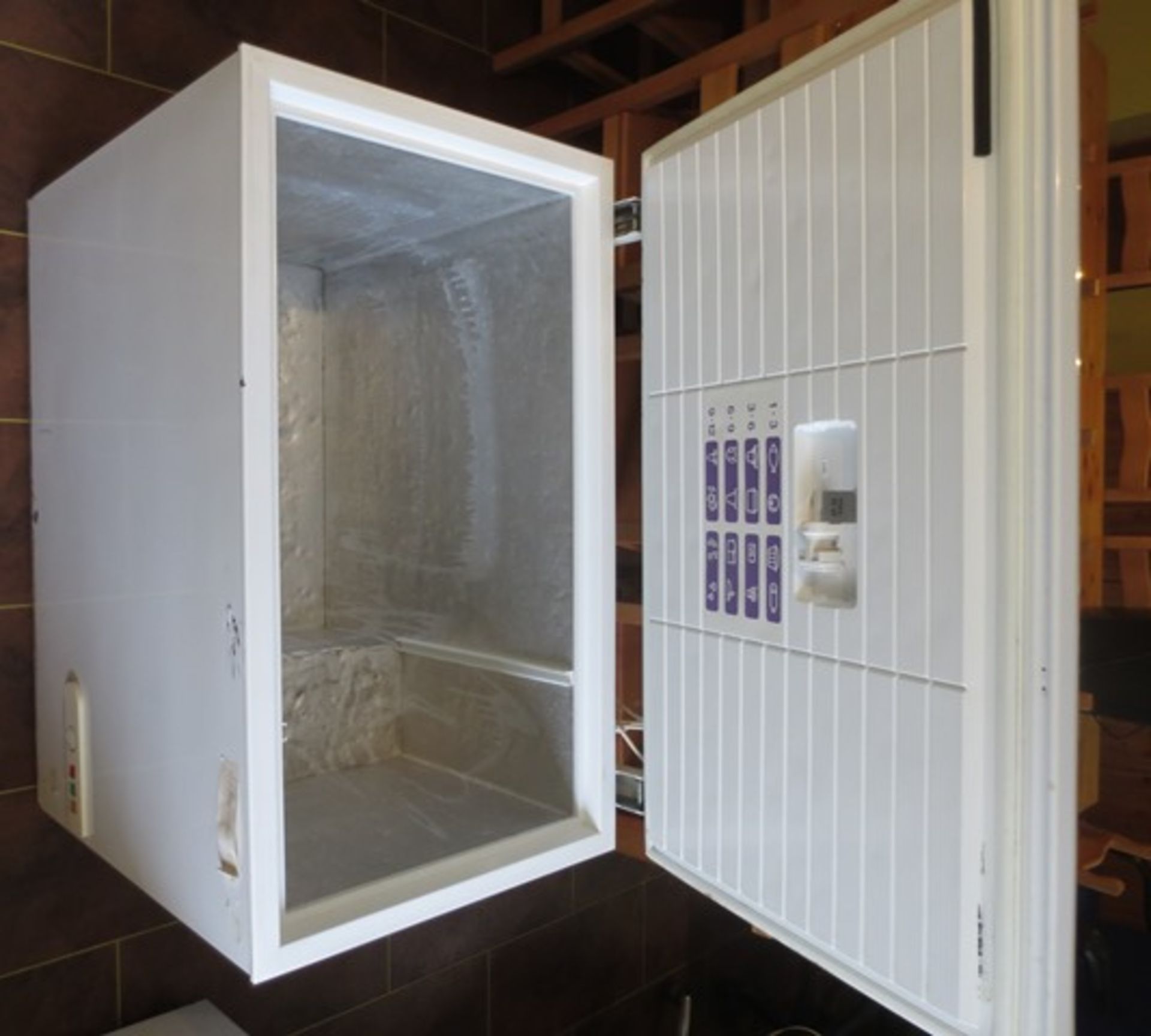 Skandiluxe CF309 chest freezer, serial no 52213788, refrigerant R134a