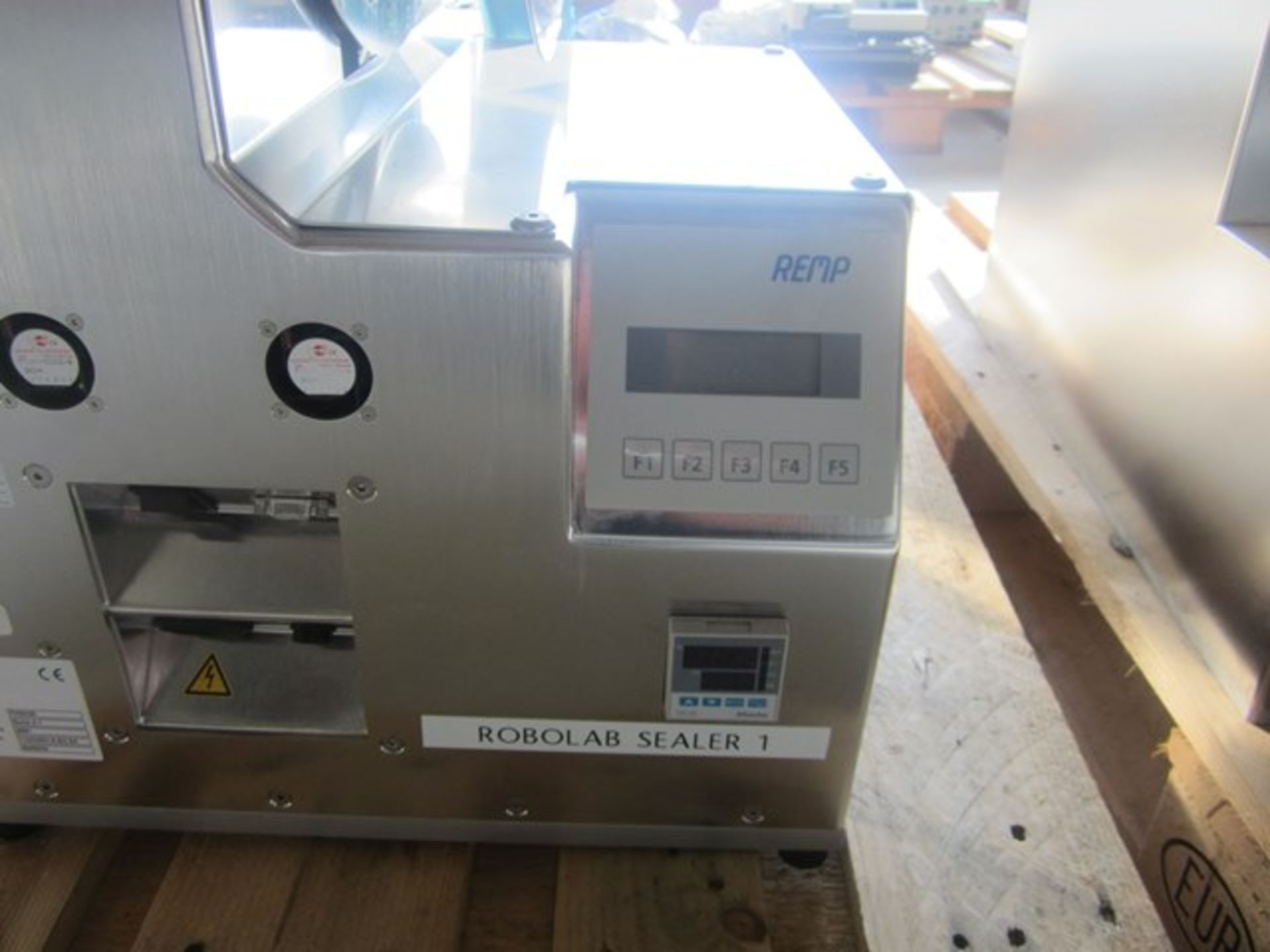 REMP PHS038 robotic plate sealer (2001) (height 800mm x width 500mm x depth 500mm) - Image 2 of 3