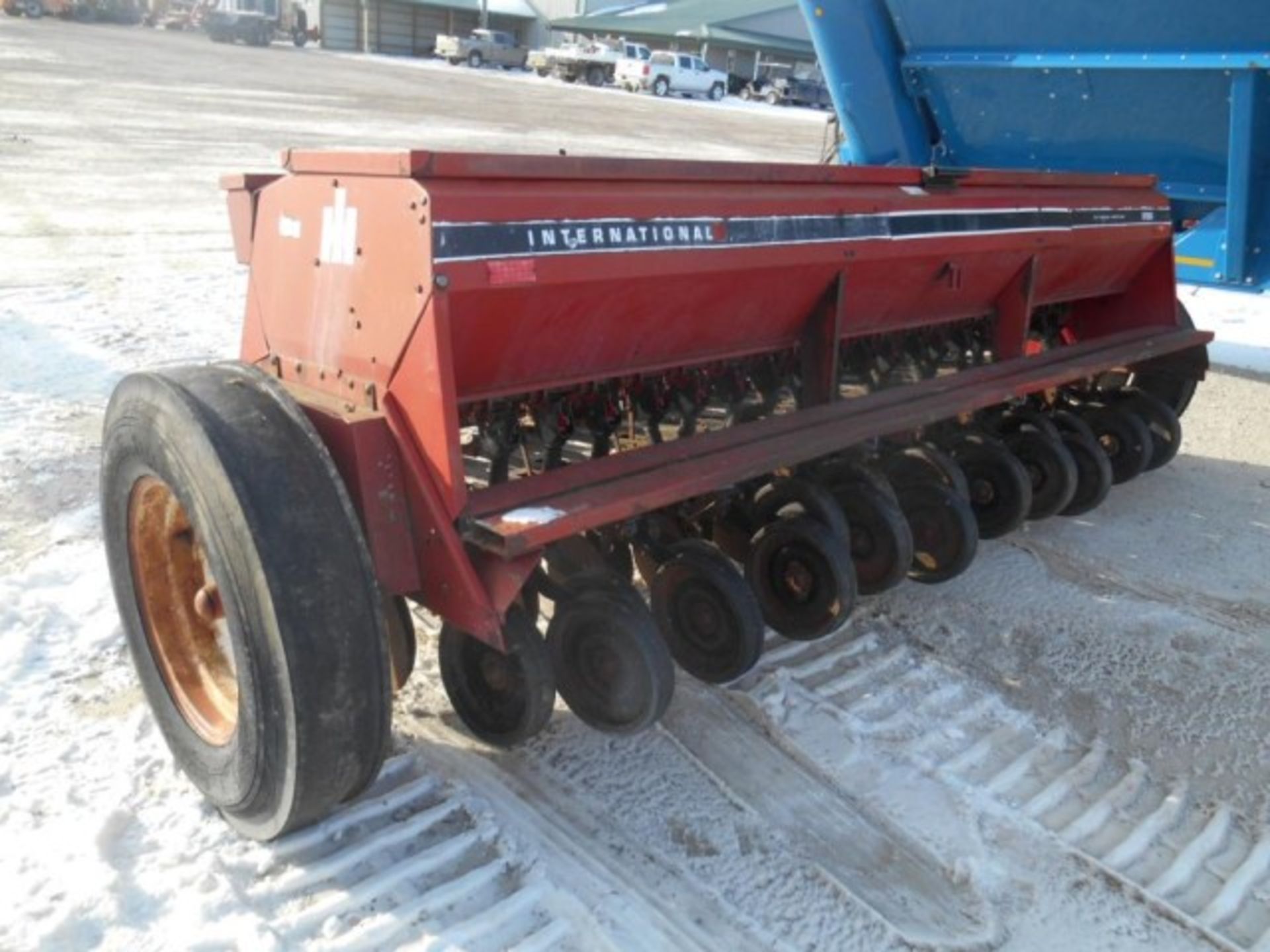 Lot #22278 IH 5100 Drill 21 Hole, Grass, Press Wheels - Image 6 of 10