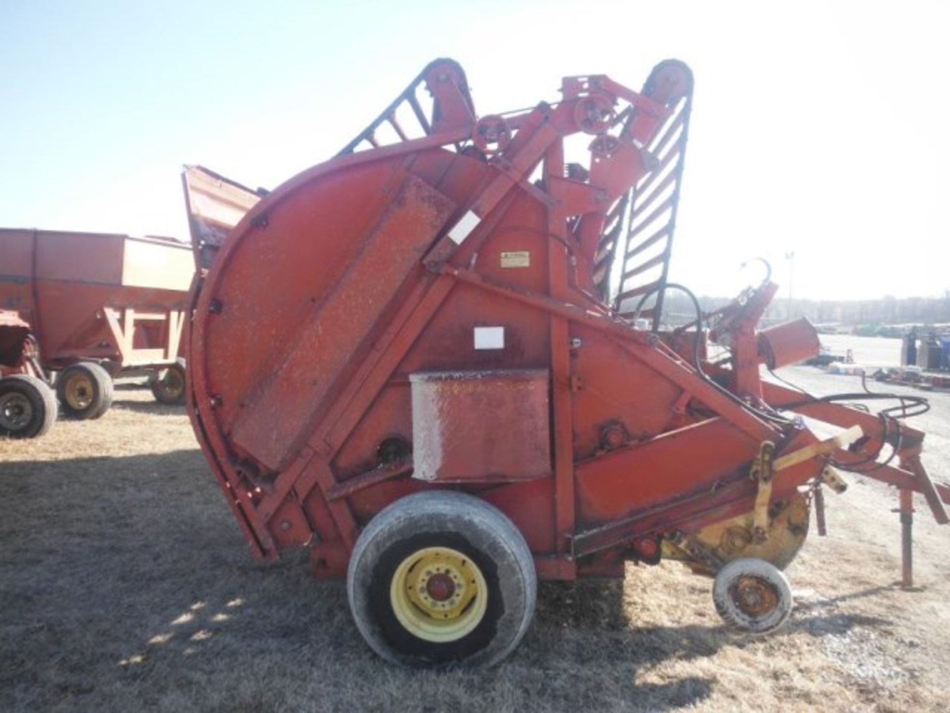 Lot #23065 NH 850 Baler GOOD CHAINS