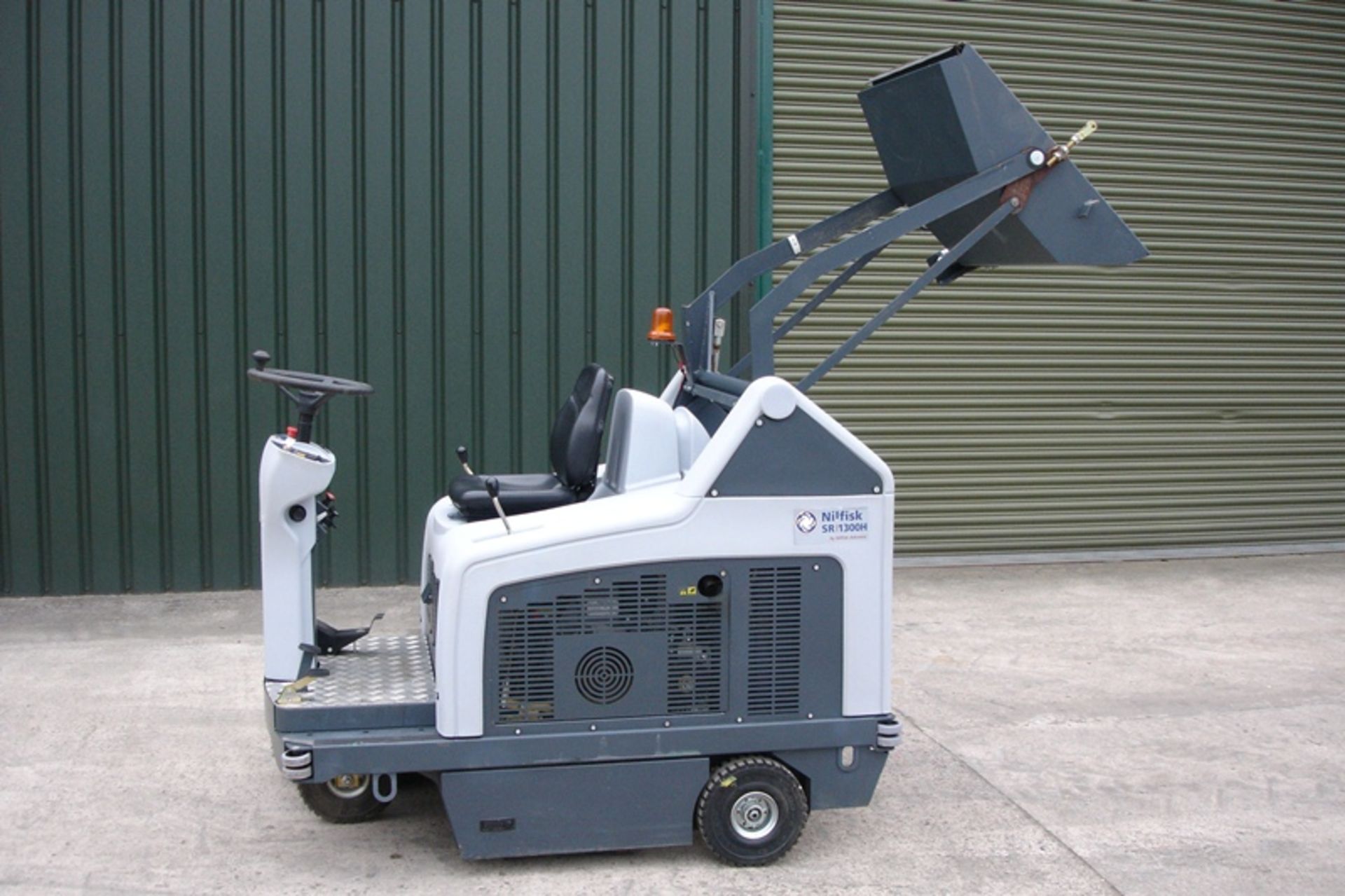 NILFISK SR1300H  SWEEPER/VAC ( DIESEL POWERED ) - Image 7 of 8