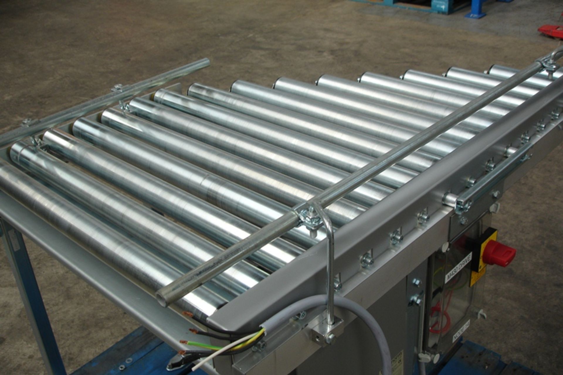 Section of 2 into 1 joining powered roller conveyor - Image 2 of 2