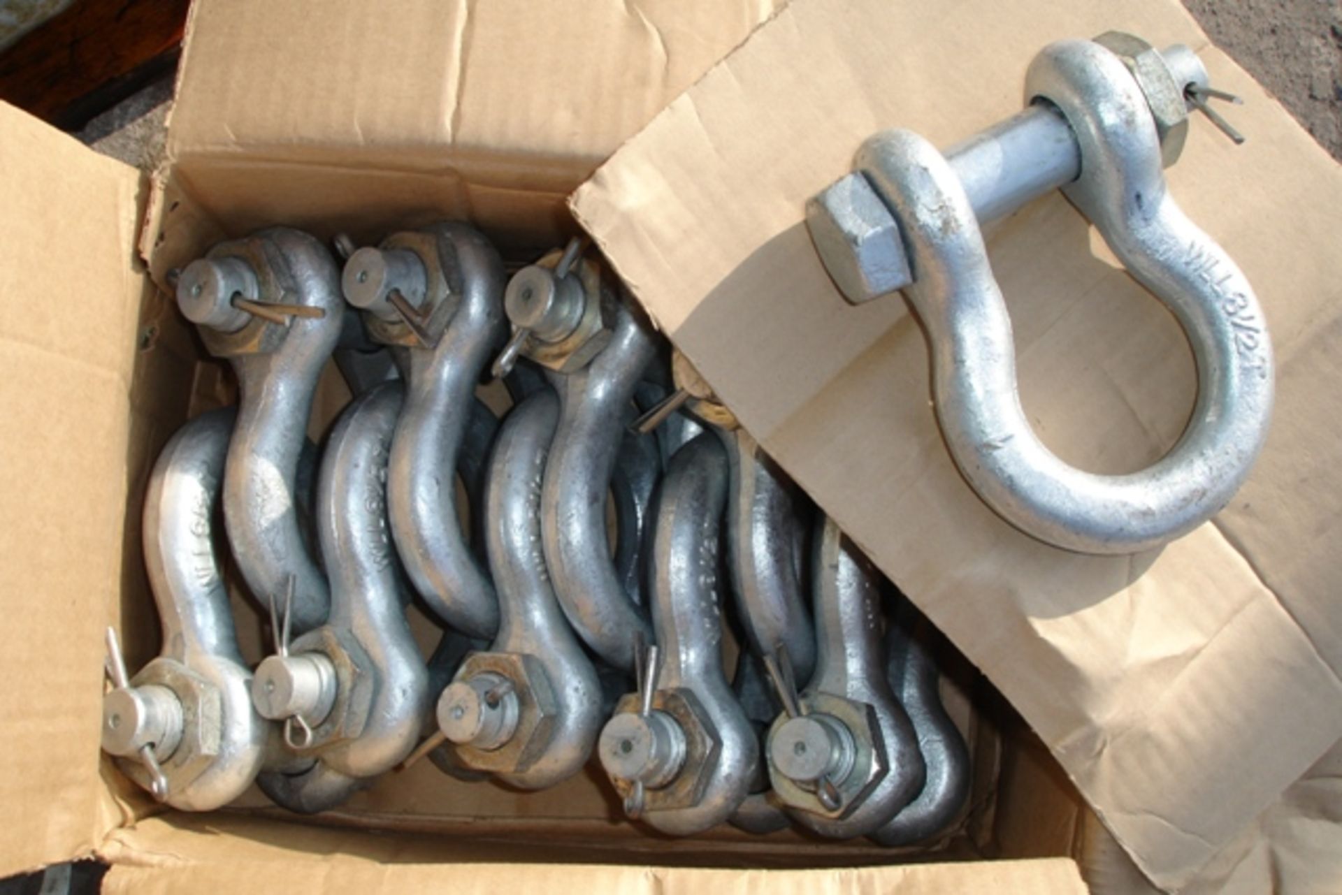 Box of 10 X 8.5 ton shackles UNUSED