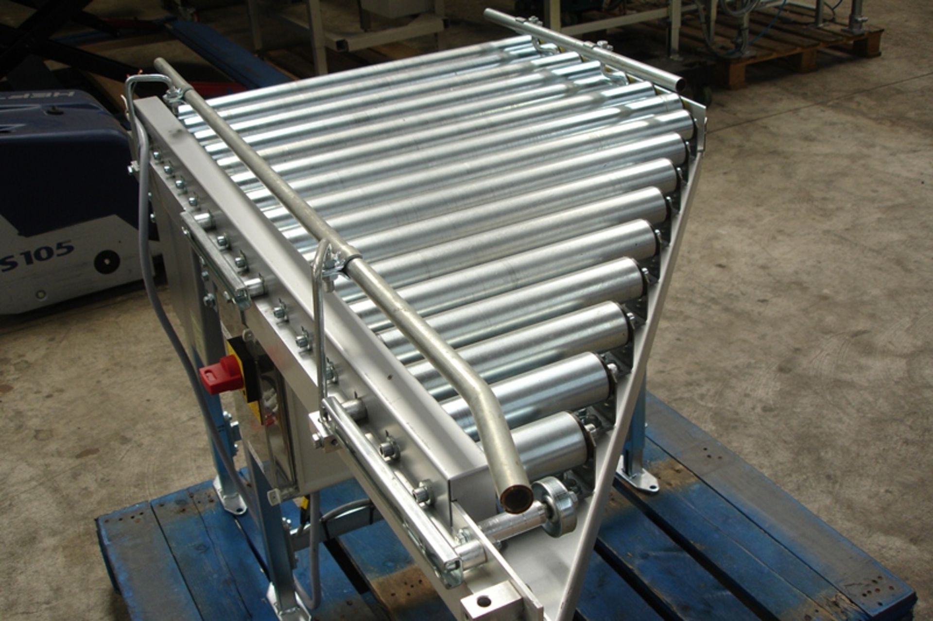 Section of 2 into 1 joining powered roller conveyor