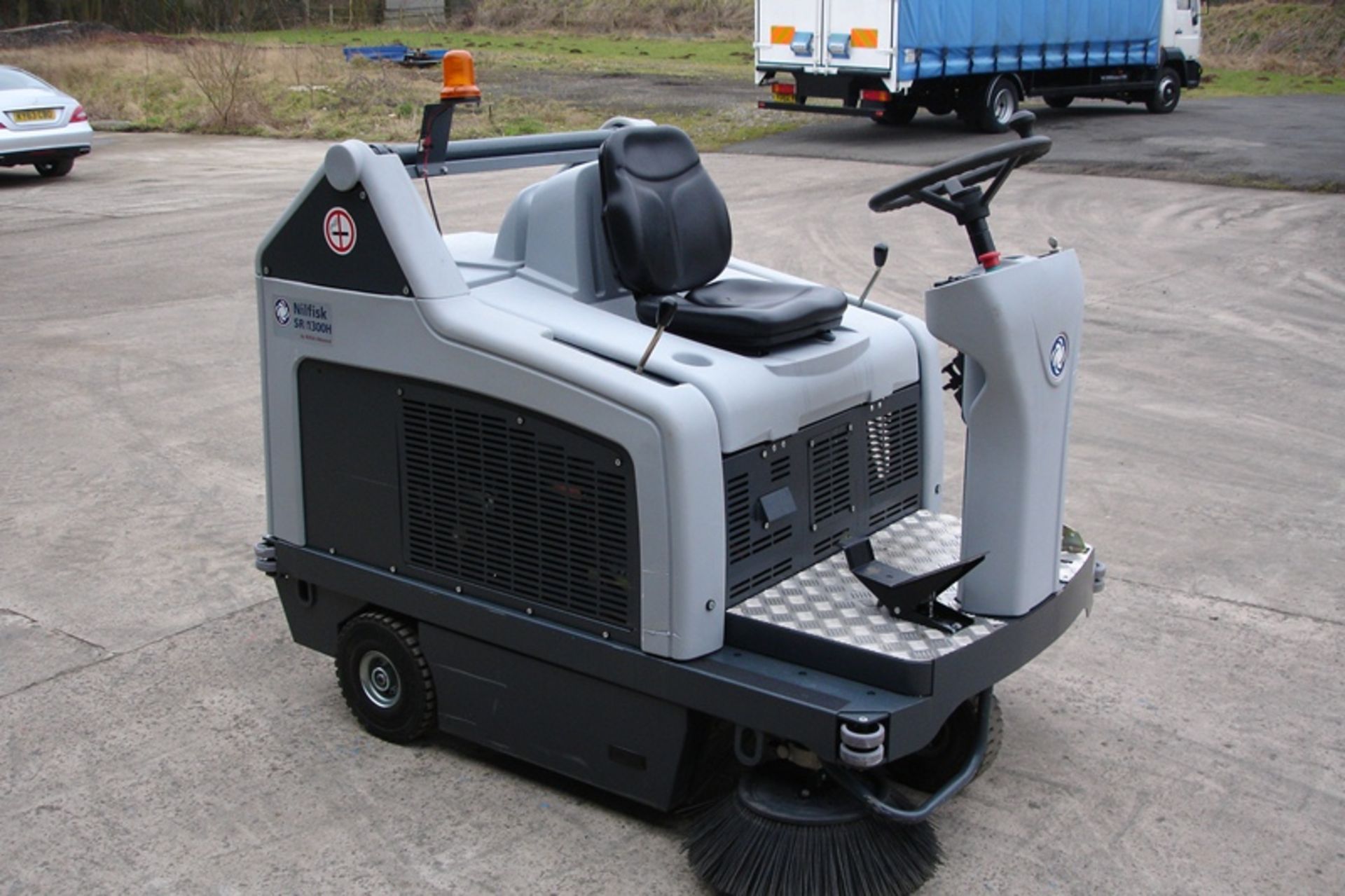 NILFISK SR1300H  SWEEPER/VAC ( DIESEL POWERED ) - Image 4 of 8