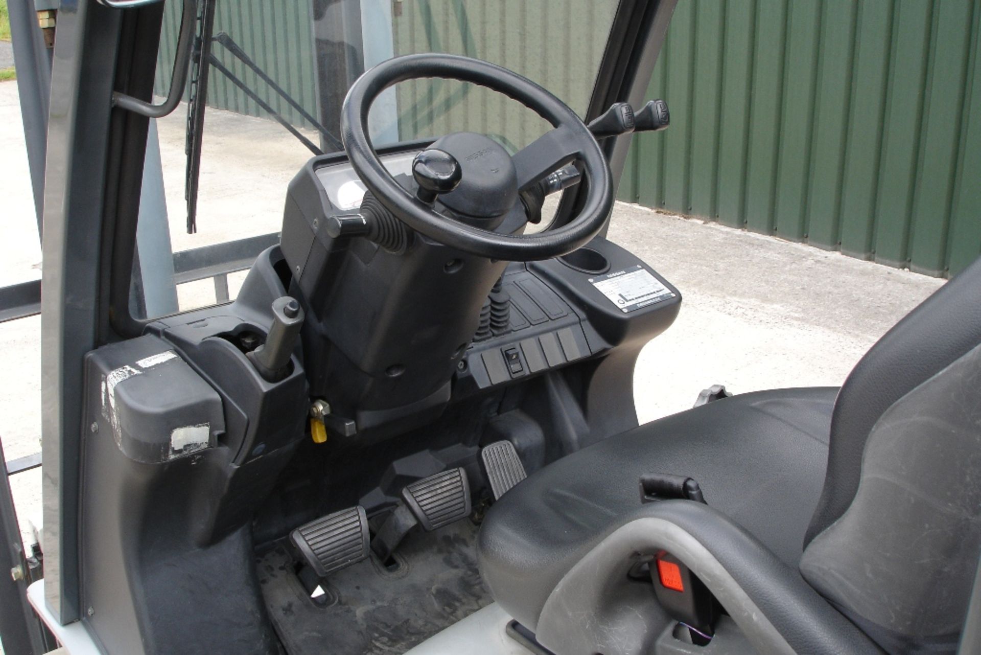 Nissan L01A15  Forklift   ( 2006 ) - Image 4 of 5