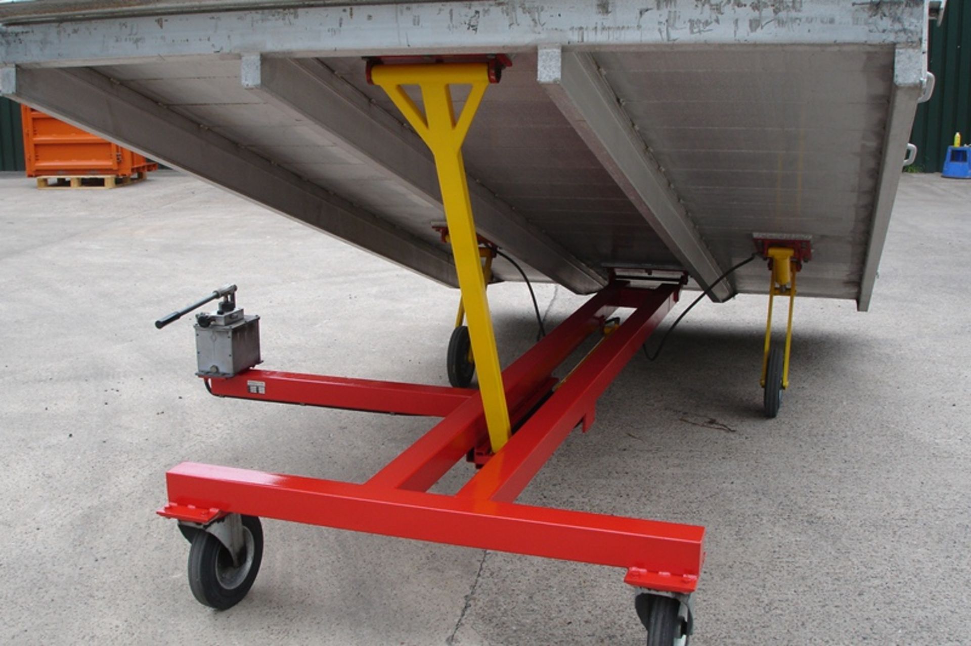 RAMPCO MOBILE LOADING RAMP ( 10 TON CAPACITY ). - Image 4 of 6