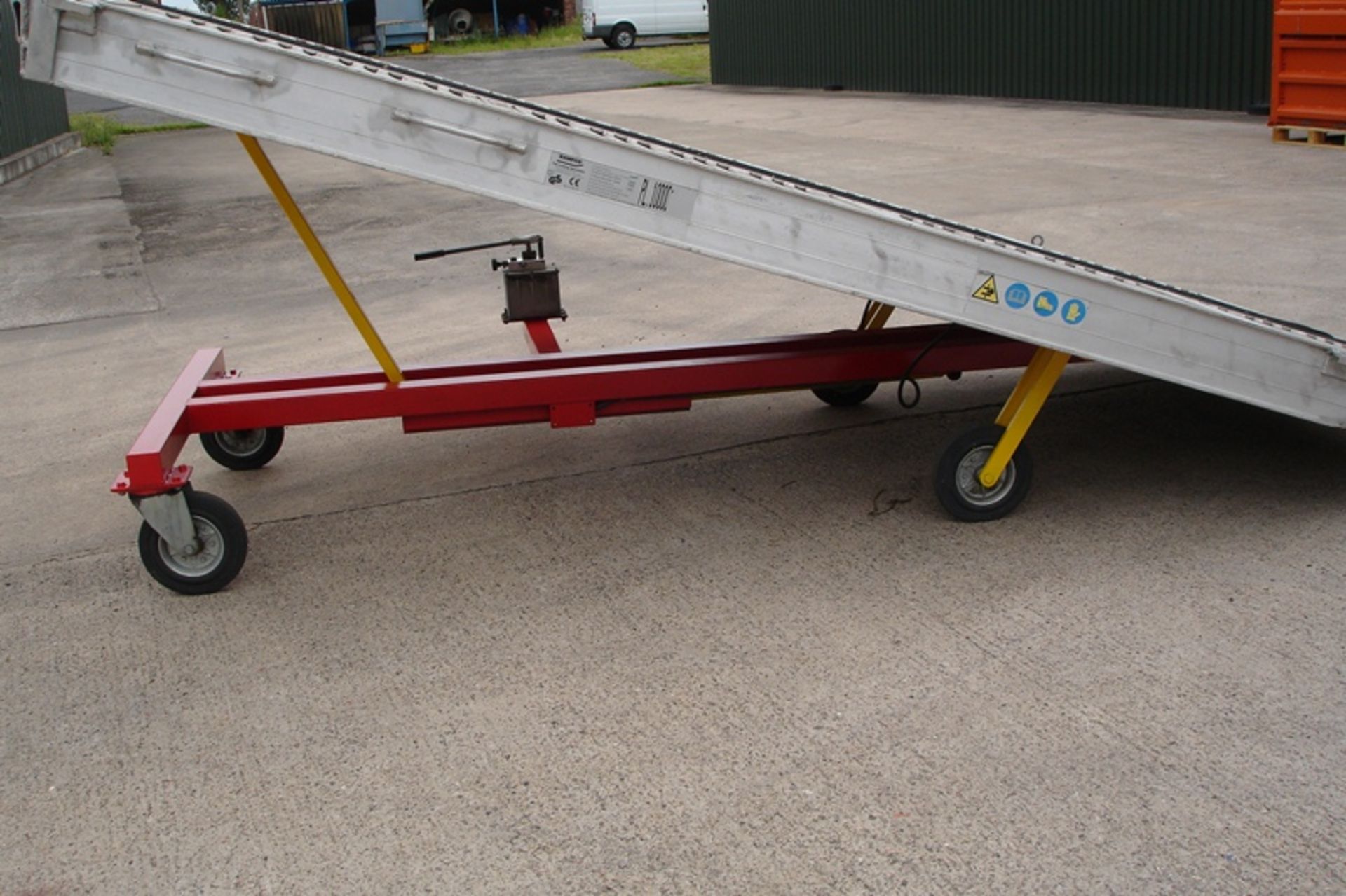 RAMPCO MOBILE LOADING RAMP ( 10 TON CAPACITY ). - Image 5 of 6