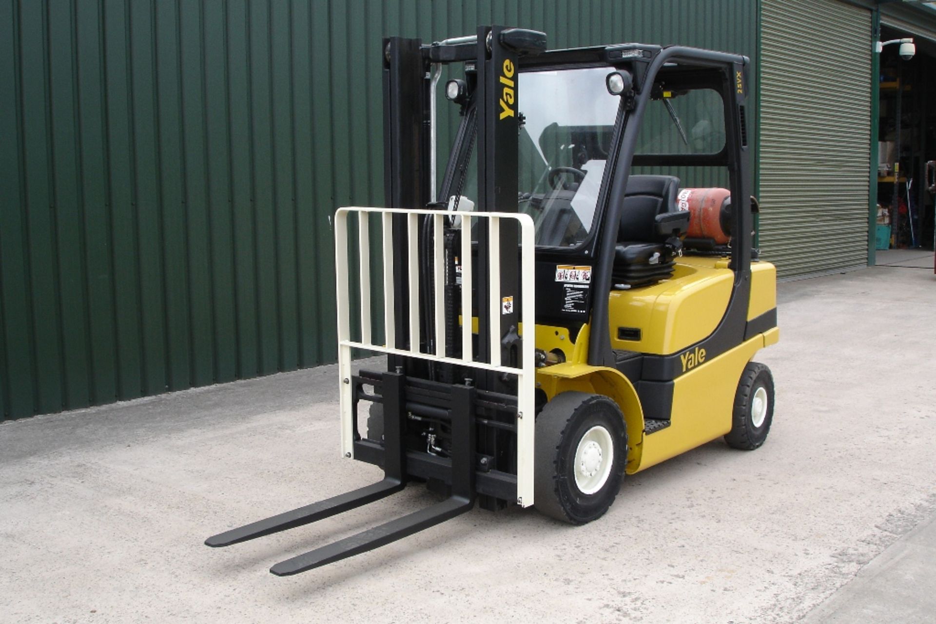 Yale  GLP25VX   Forklift  ( 2011 ) - Image 2 of 8