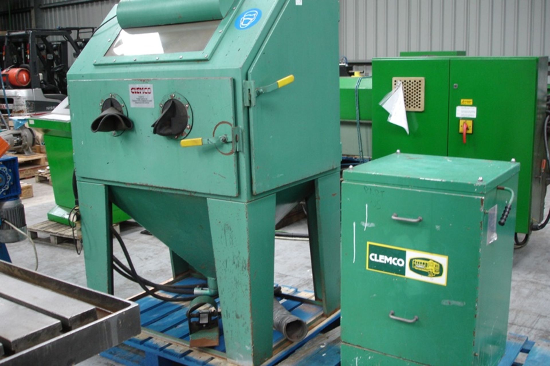 Clemco Blasting Cabinet With Dust Extractor - Image 4 of 4