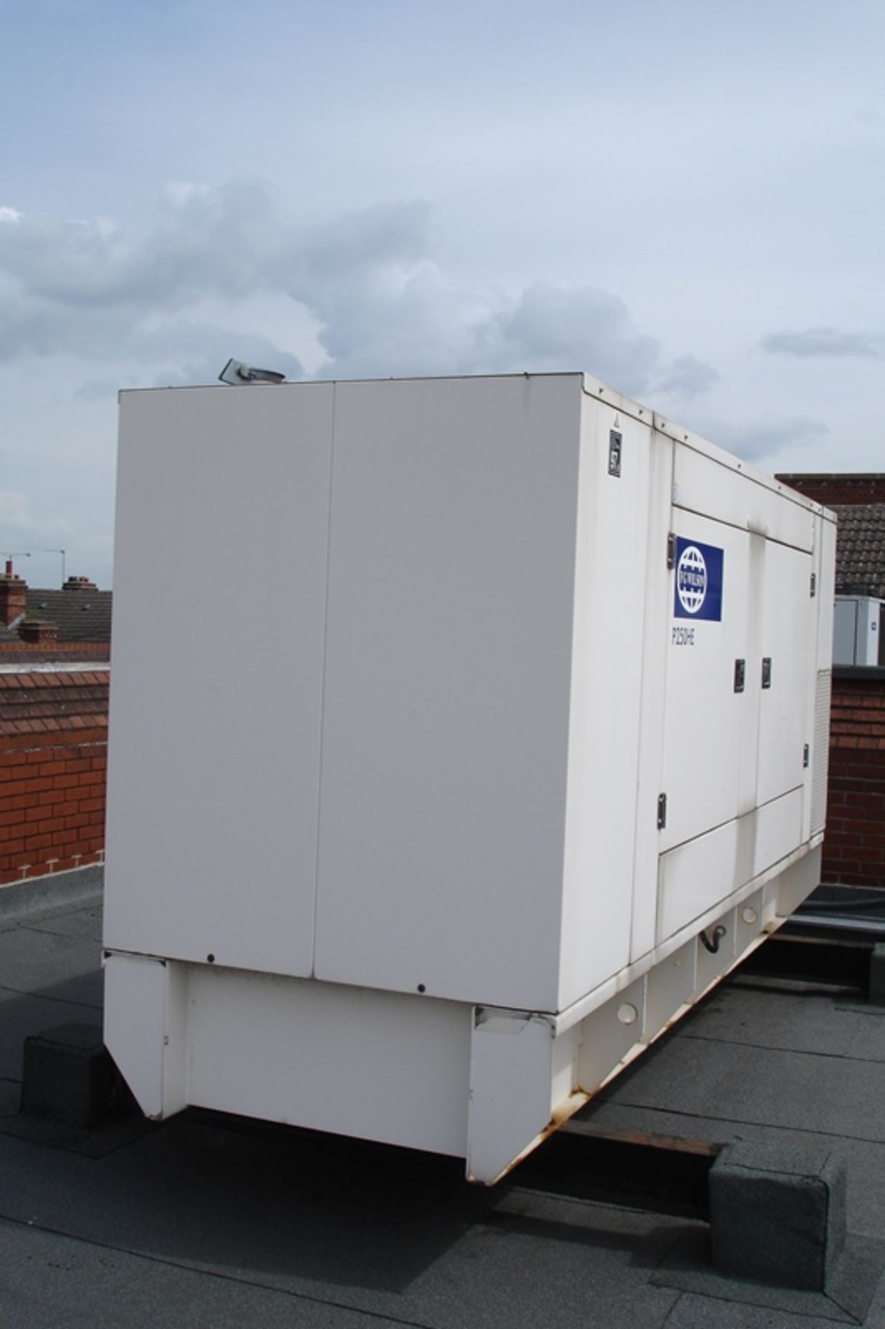 Wilson Perkins 250 KVA Generator ( 22 hrs run )
Note ; Buyer to remove from the roof of a building - Image 2 of 12