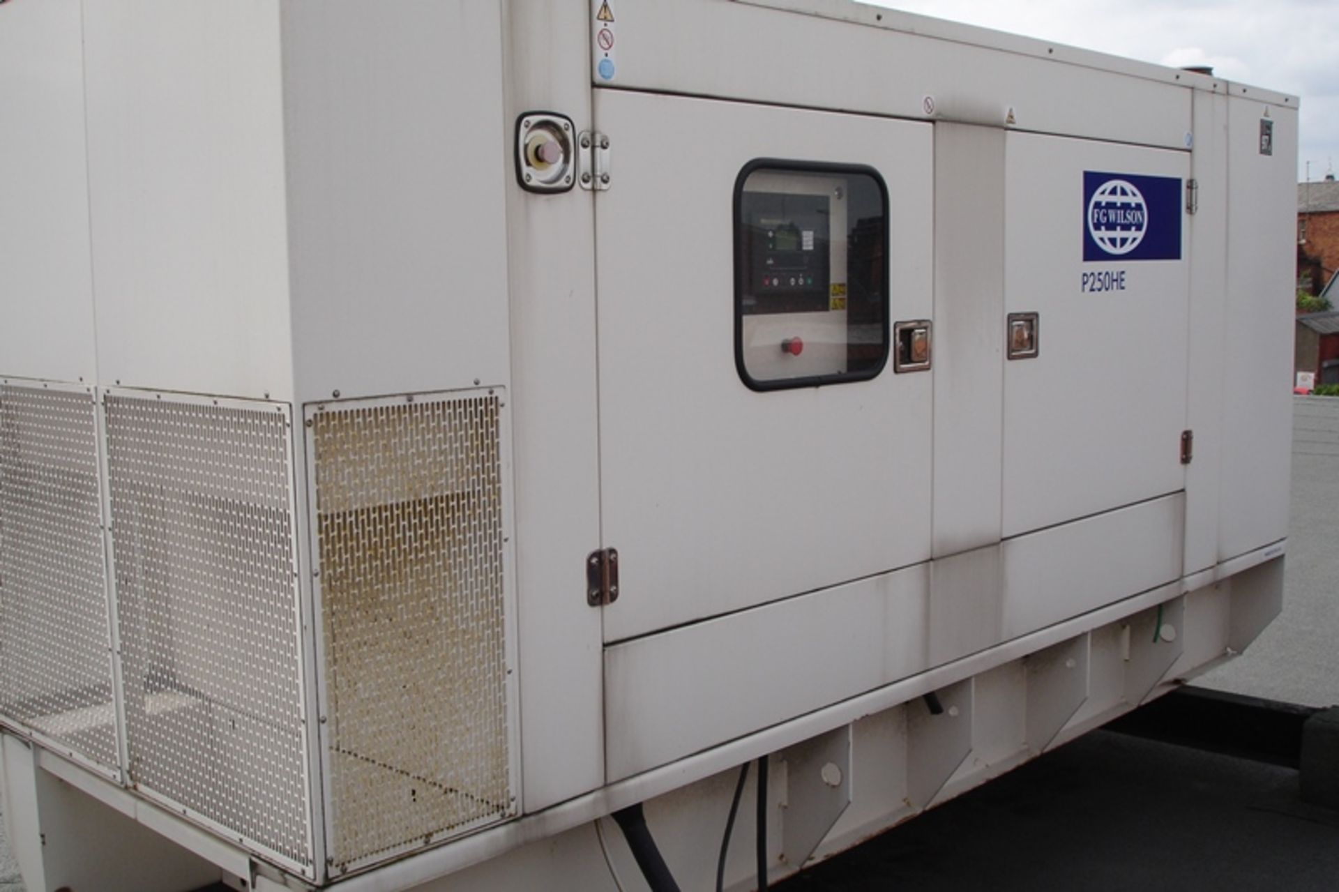 Wilson Perkins 250 KVA Generator ( 22 hrs run )
Note ; Buyer to remove from the roof of a building - Image 4 of 12