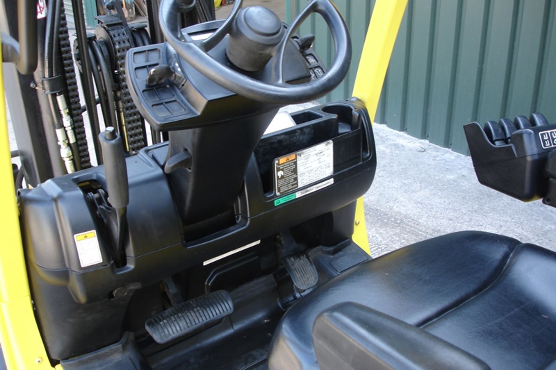 Hyster 1.6 Ton Forklift With Hydraulic Extending Forks ( 2008 ) - Image 5 of 8