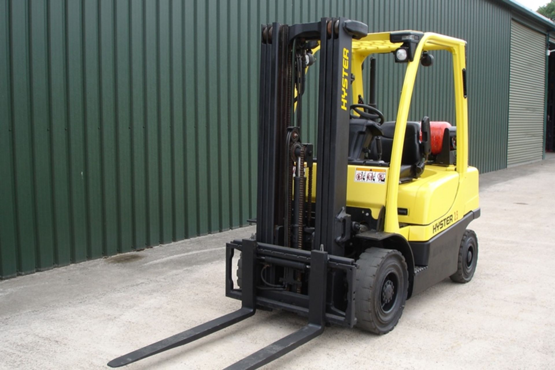 Hyster 2.5 Ton Forklift With Integrated Weighing Readout.  ( 2008 ) - Image 2 of 6