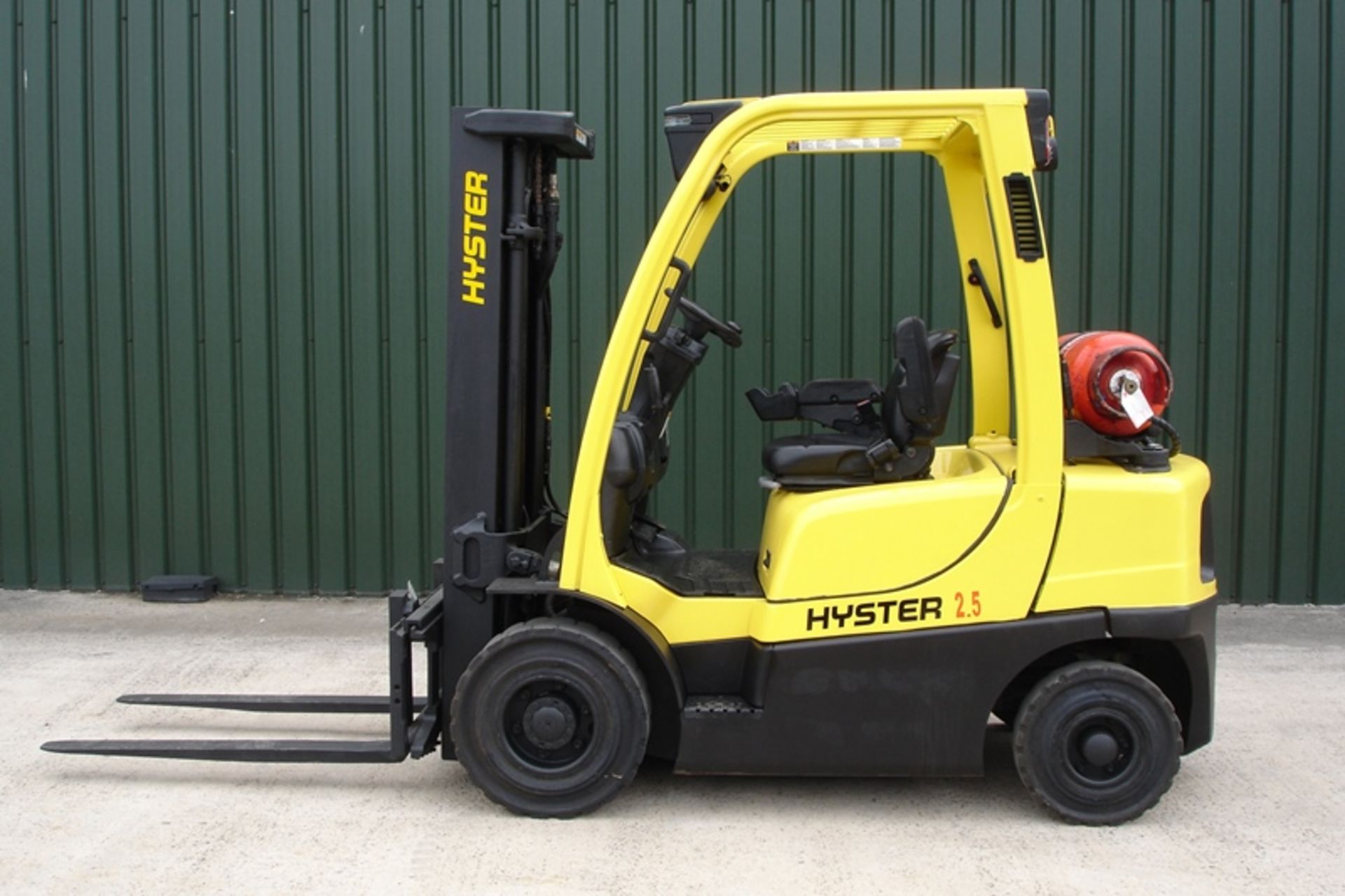 Hyster 2.5 Ton Forklift With Integrated Weighing Readout.  ( 2008 )