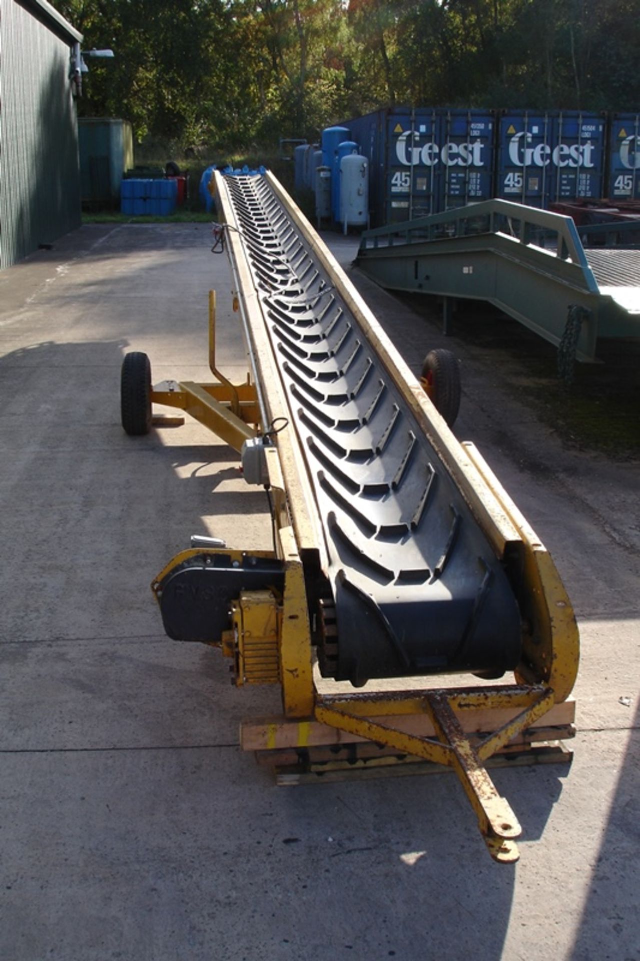 Loading / stockpiling conveyor