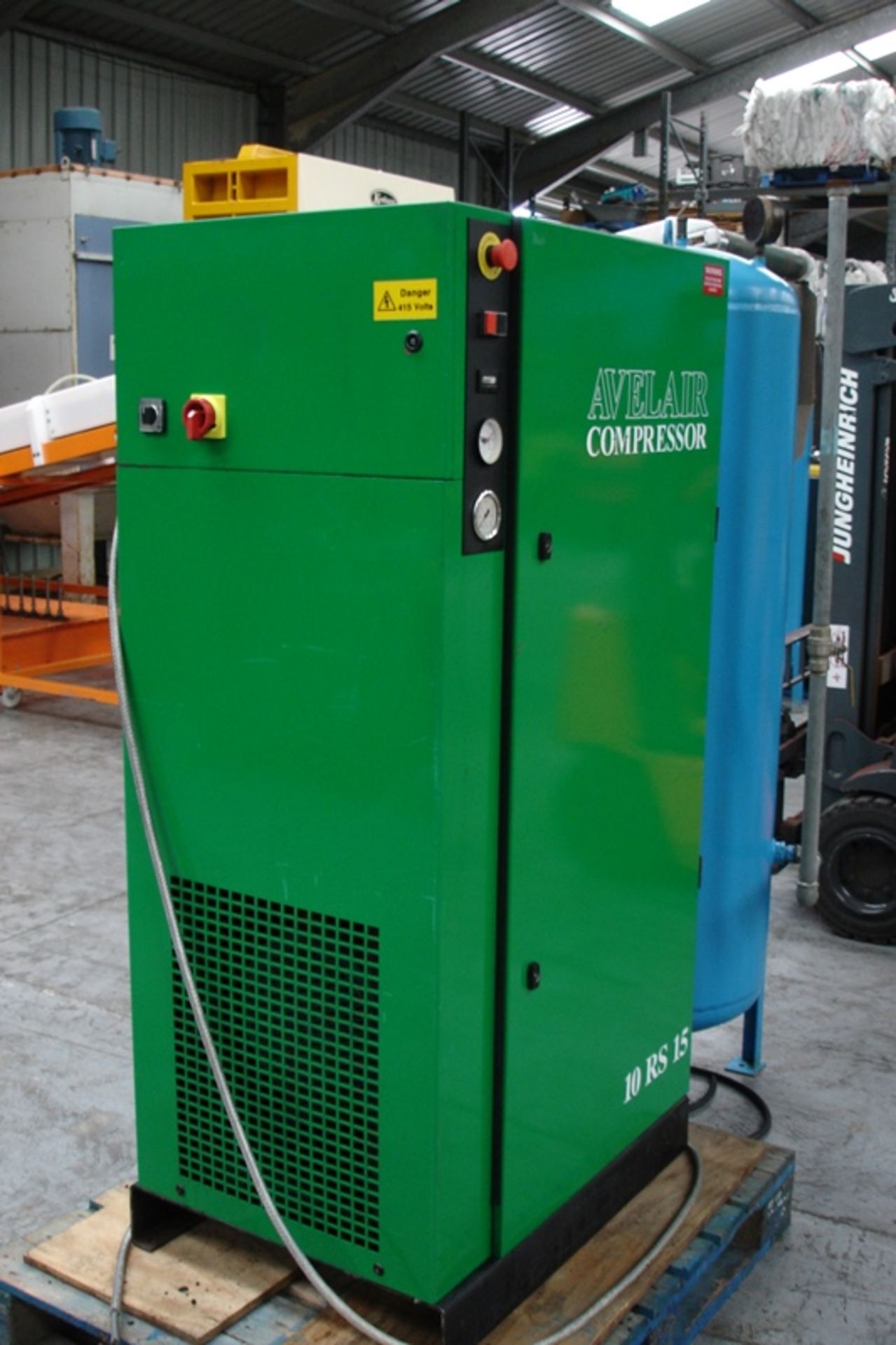 Avelair  Compressor & Tank - Image 2 of 4