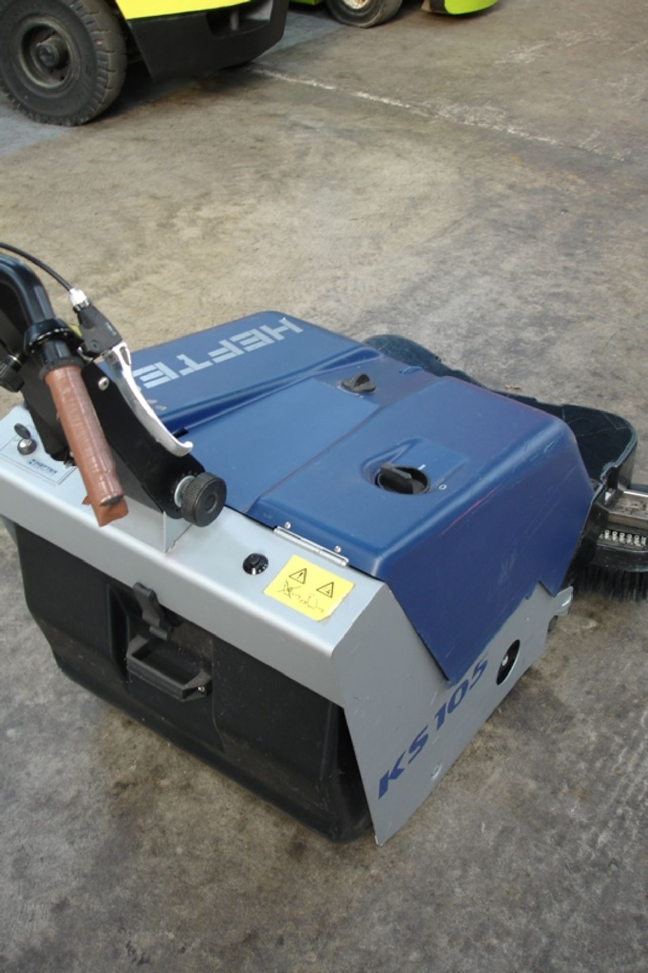 Hefter electric warehouse sweeper - Image 3 of 4