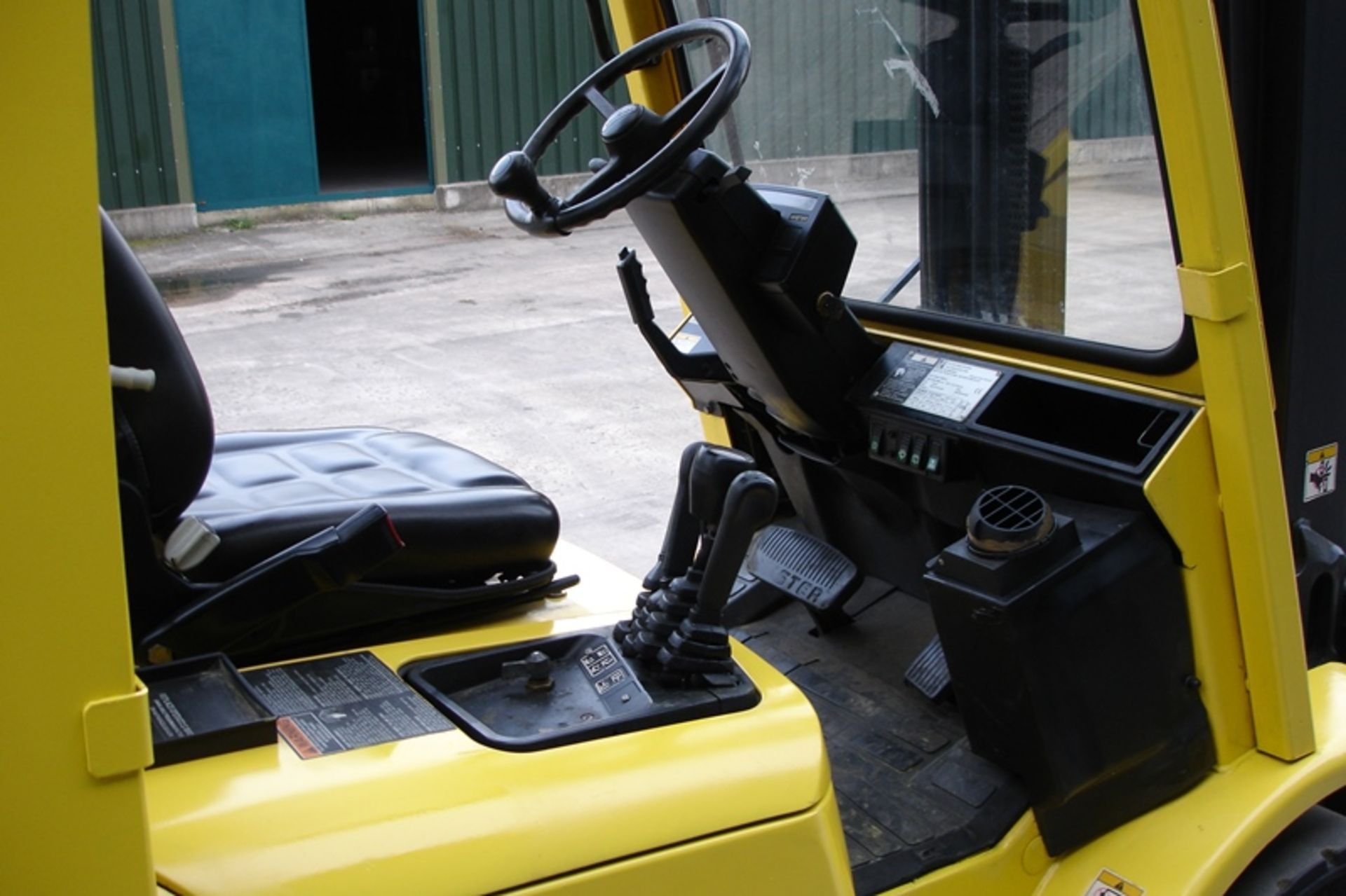 Hyster H3.00XM  Forklift  (2004) - Image 5 of 6