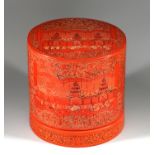 Runde Deckeldose China. Pappmaché, rot lackiert, geprägtes Muster aus Figuren, Architektur und
