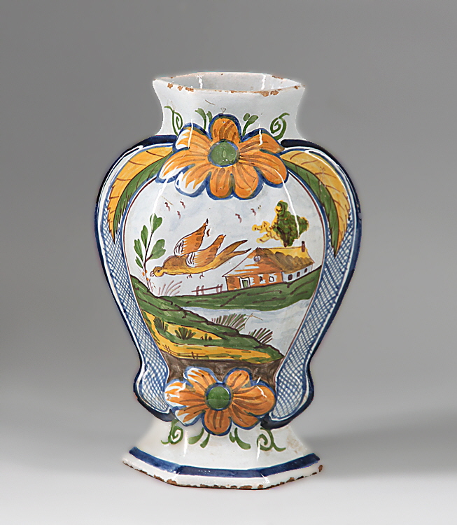 Fayencevase Holland(?), 18. Jh.(?). Bauchiger, sechskantiger Gefäßkörper mit kurzem Hals und