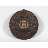 Mandala Tibet. Geprägtes Kupfer- und Messingblech. Im Zentrum ein sitzender Buddha, umgeben von