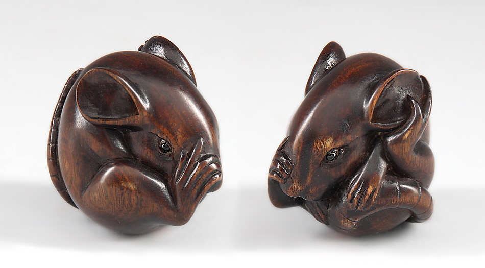 Netsuke in Form einer sich putzenden Maus Japan. Unter der Basis intarsierte Perlmuttscheibe mit