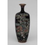 Cloisonné-Vase Japan, Meiji-Periode, am Boden eingepresstes Schriftzeichen. Schlanker, passiger