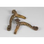 Zwei Fenstergriffe in Form eines Vogels Italien(?), 18. Jh. oder früher. Bronze. L 13,8 cm. € 50