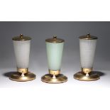 Drei Tischlampen 1950er Jahre. Konischer, relief., teils mattierter Glasschirm, zwei farbl., einer
