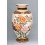 Große Satsuma-Vase Japan, wohl Anfang 20. Jh., am Boden eisenrote Schriftzeichen und Stempel: Made