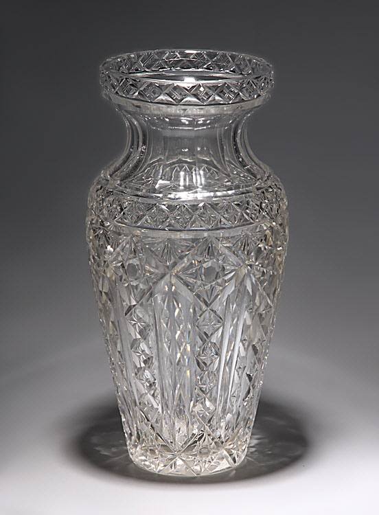 Große Vase 1. Hälfte 20. Jh.. Balusterform. Bleikristall, reicher Schliffdekor. H 34,3 cm. Lippe