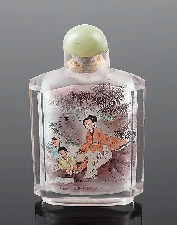 Snuffbottle China. Farbl. Überfangglas, Vorder- und Rückseite mit bunter Figurenbemalung. H 8,7