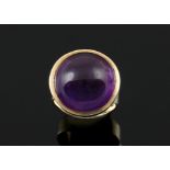 Damenring GG 585. Amethystcabochon von schöner dunkler Färbung, D ca. 17,5 mm. D innen 17 mm. 9,36