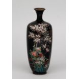 Kleine Cloisonné-Vase Japan, Meiji-Periode. Schlanker Gefäßkörper, schlanker Hals mit