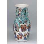 Große Vase China. Porzellan. Balusterförmiger Gefäßkörper, auf dem Hals jeweils zwei gegenständige