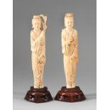 Zwei stehende weibliche Figuren China. Eine Figur mit Blumenzweig und Henkelkorb, die andere mit