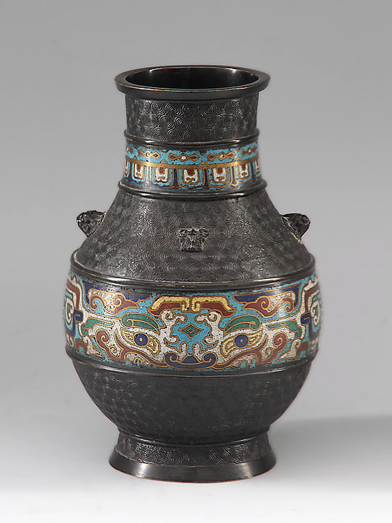 Vase China, 19. Jh.(?). Im Boden zwei eingravierte Schriftzeichen. Bronze, dunkelgraue Patina,