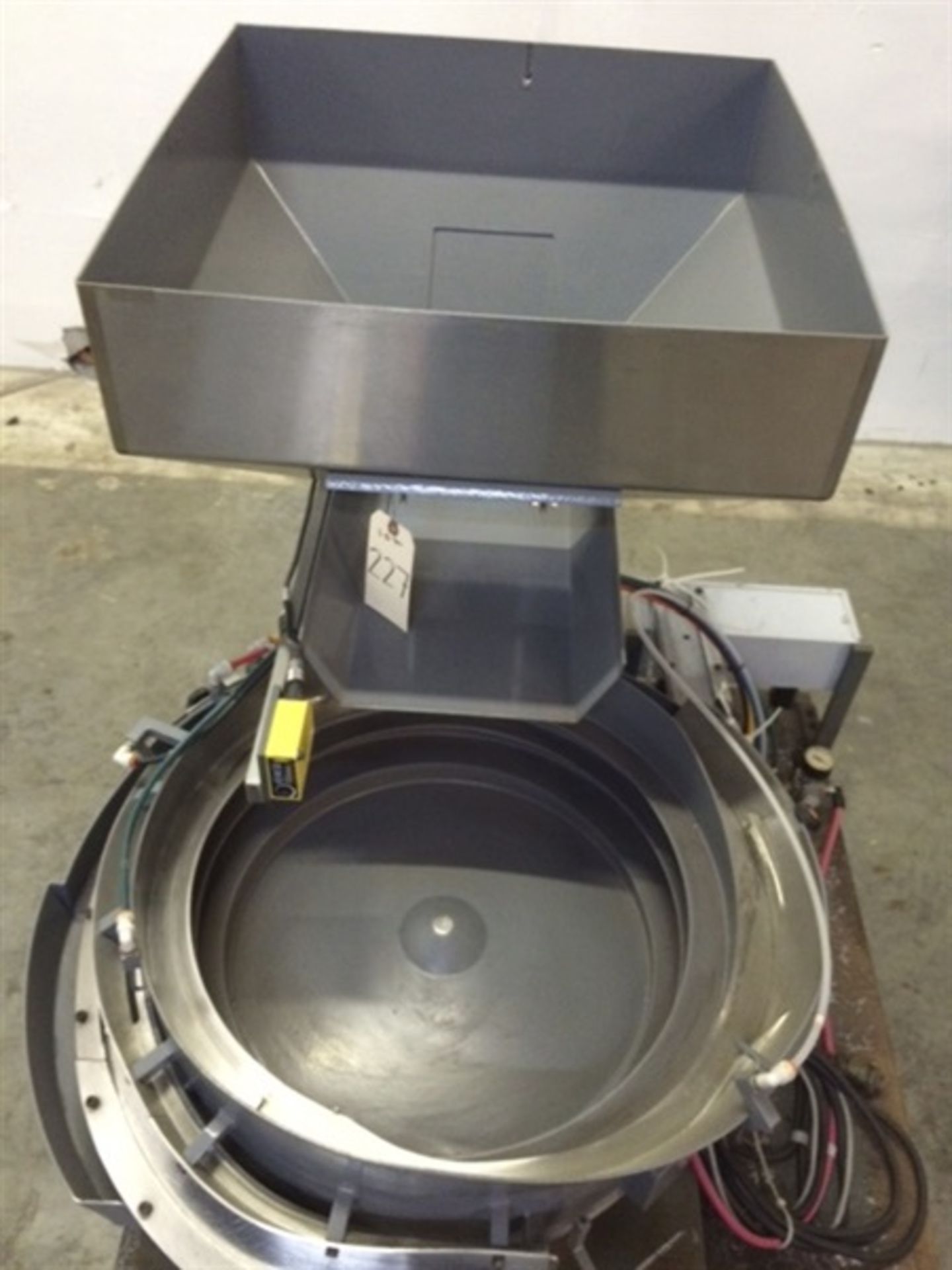 Service Engineering Vibratory Feeder Bowl with Hopper. - Image 2 of 4