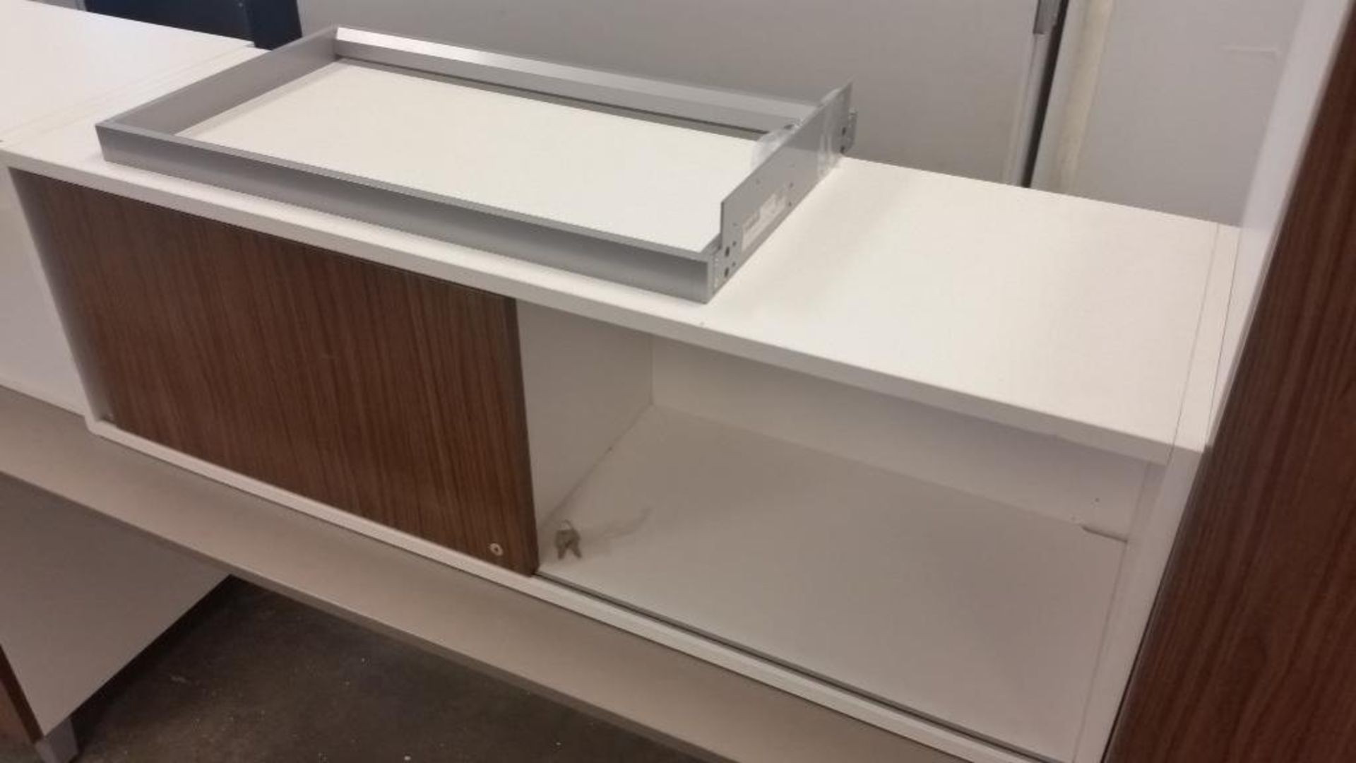 Allsteel office desk with (2) overhead cabinets, (5) drawers, (1) hanging cabinet - Image 3 of 5