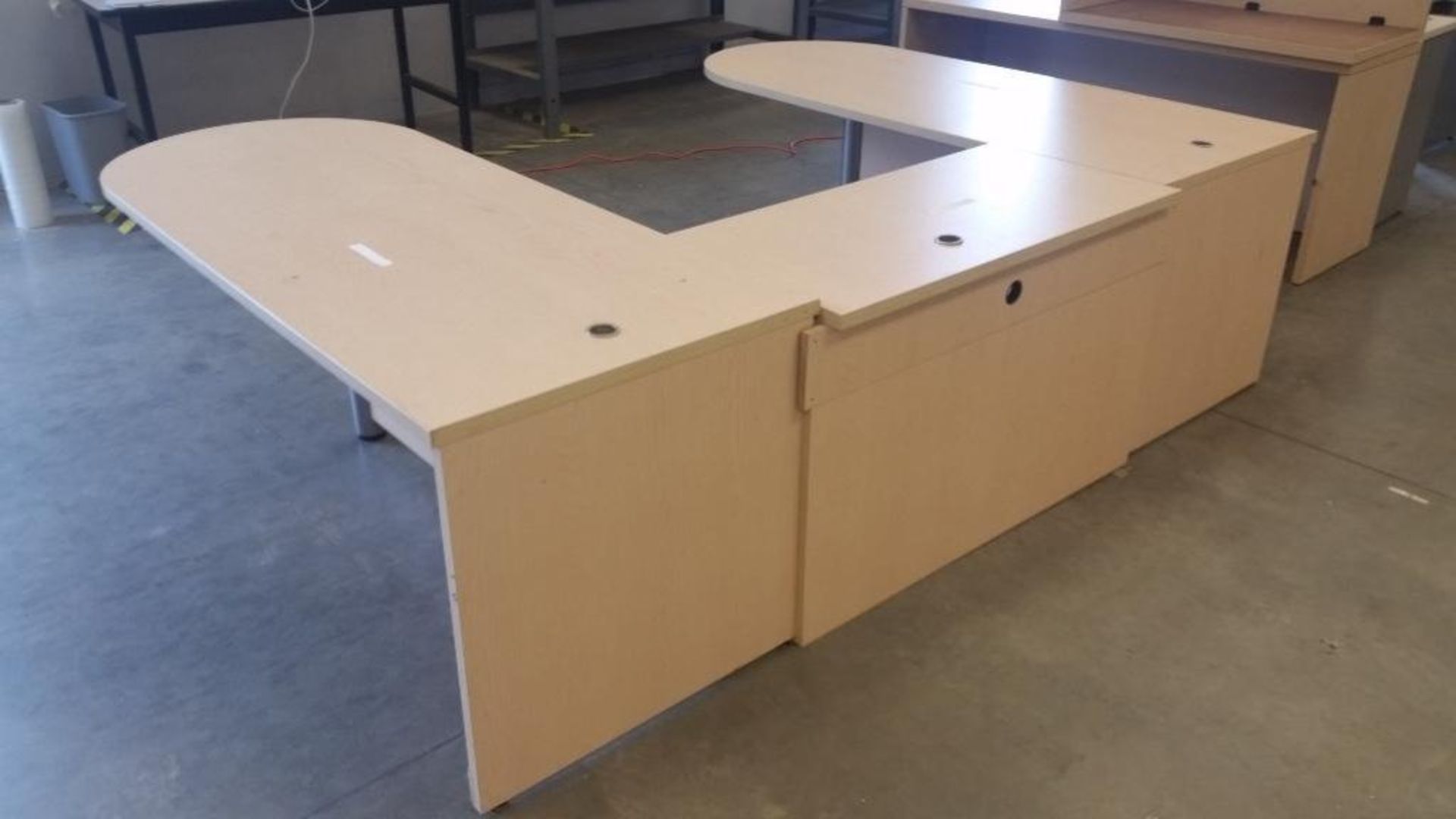 Allsteel U-Shape office desk Approx. dimensions 7'W x 3'D x 3'H - Image 4 of 4