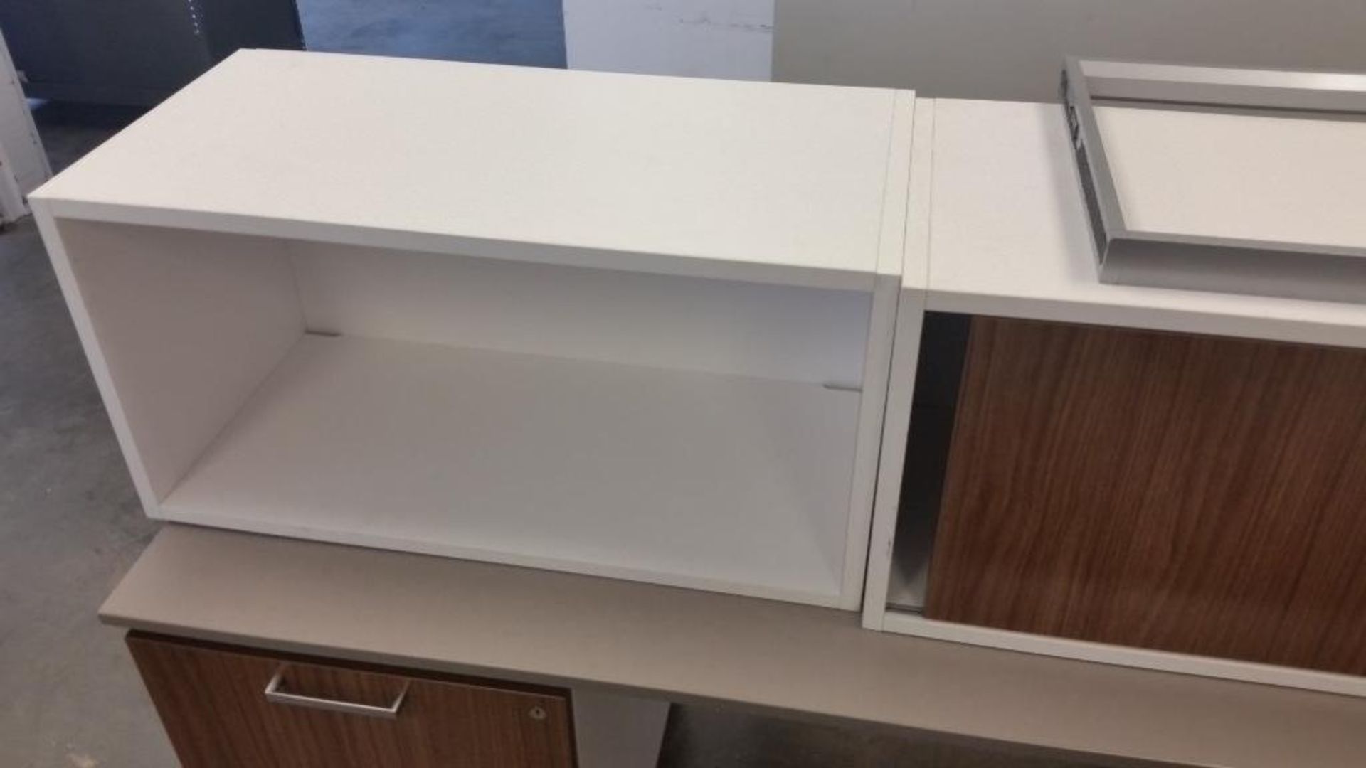 Allsteel office desk with (2) overhead cabinets, (5) drawers, (1) hanging cabinet - Image 4 of 5