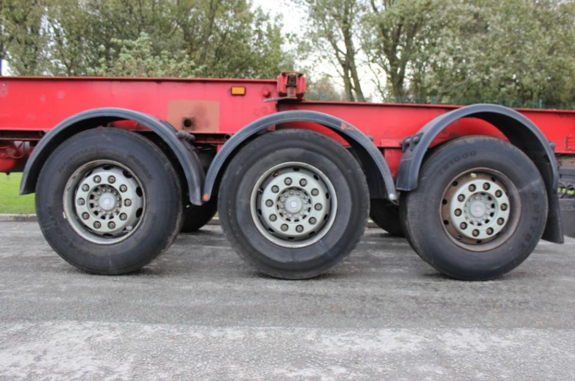 SCMITZ SKELLY TRAILER TRI AXLE SCF 24 2002 FRONT LIFT AXLE - Image 6 of 9